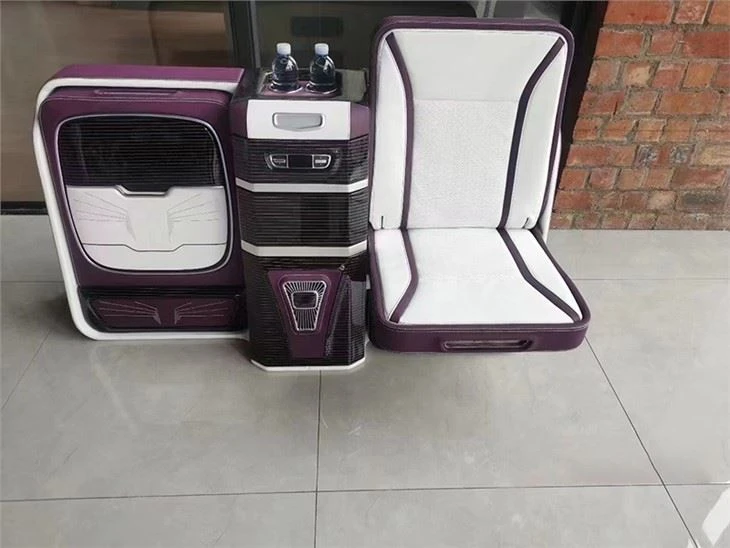 The appearance of the hidden bar when the seats are unfolded