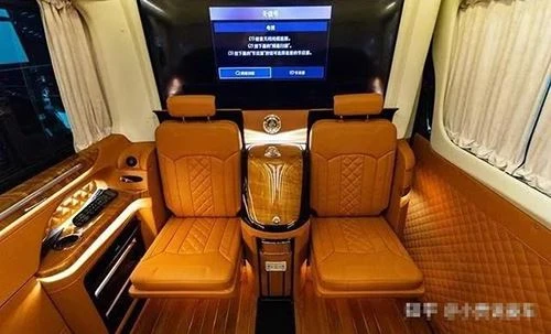 Mercedes-Benz Sprinter karavan sa devet sedišta sa kraljevskim enterijerom