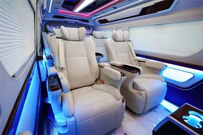 Toyota Hiace sa devet sjedišta nadogradnje unutrašnjosti uključujući sjedišta...