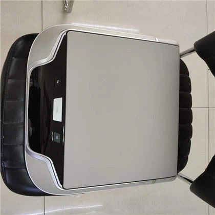tv na krovu automobila iznad glave