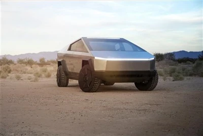 Tesla Cybertruck je udaren i vrata nisu bila deformisana.